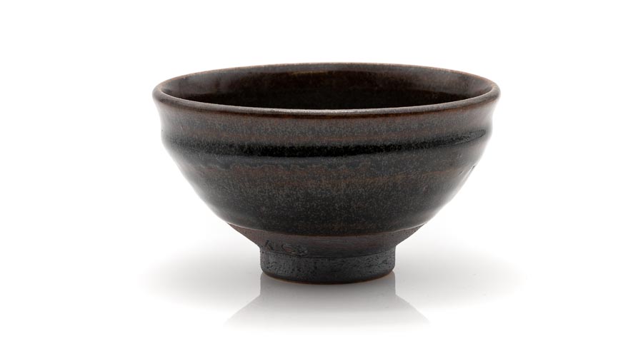 keramik_dunkel_frontal Matchaschale von Kato Juunidai – vorwiegend schwarz glasierte Schale in Temmoku Form