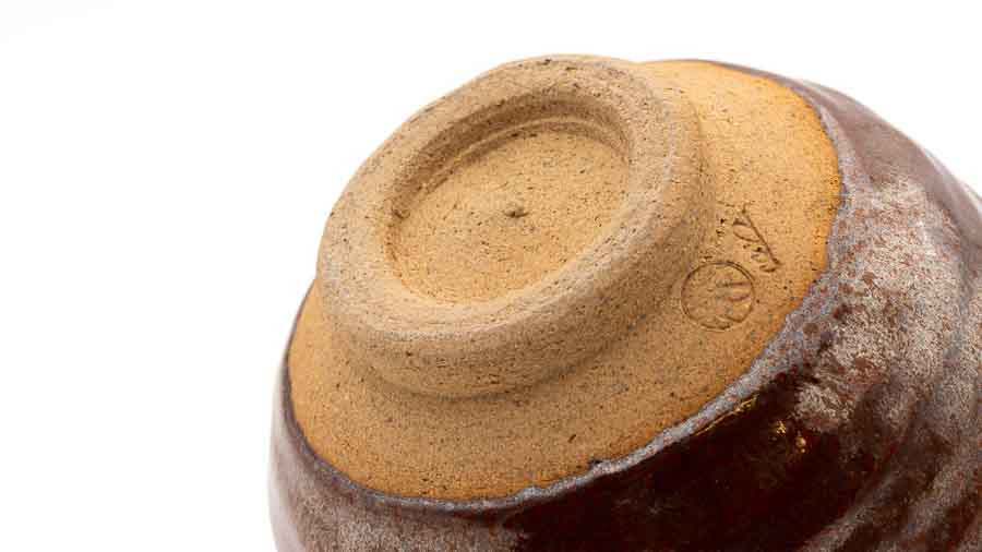 keramik_braun_boden Matchaschale von Kato Juunidai – Tetsu-Aka Rot-metallisch glasiert mit Orange-beigem Ton