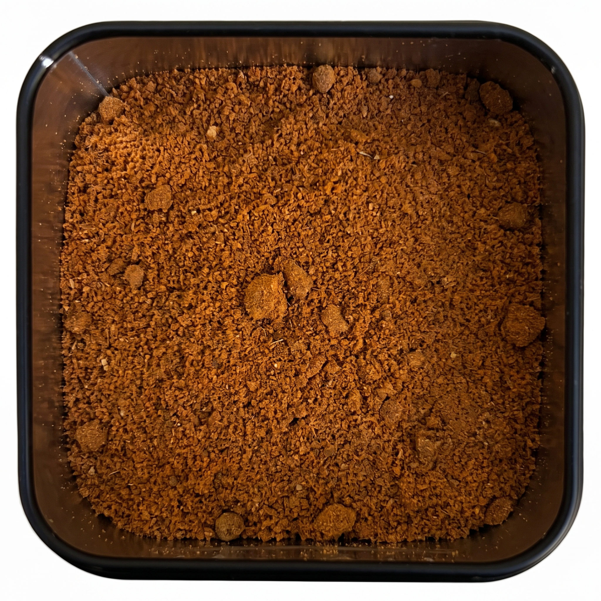 Thayas Meat Masala, kräftig orange-braunes Gewürzpulver, in schwarzer Gewürzdose, würzig-warmes Aroma