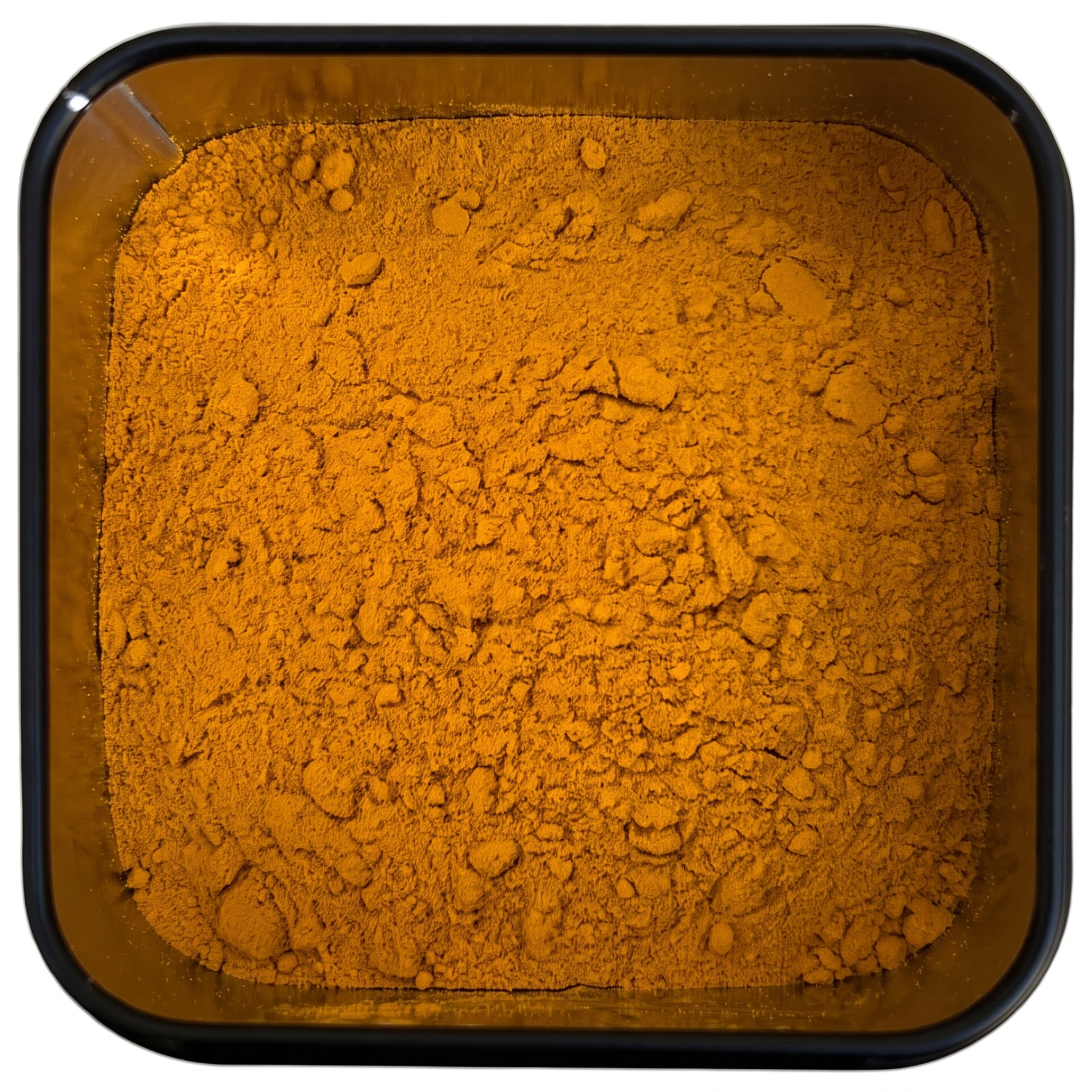Bio Kurkuma gemahlen, feines goldgelb-oranges Pulver mit leichten Klümpchen, in schwarzer Gewürzdose, mild-erdig.