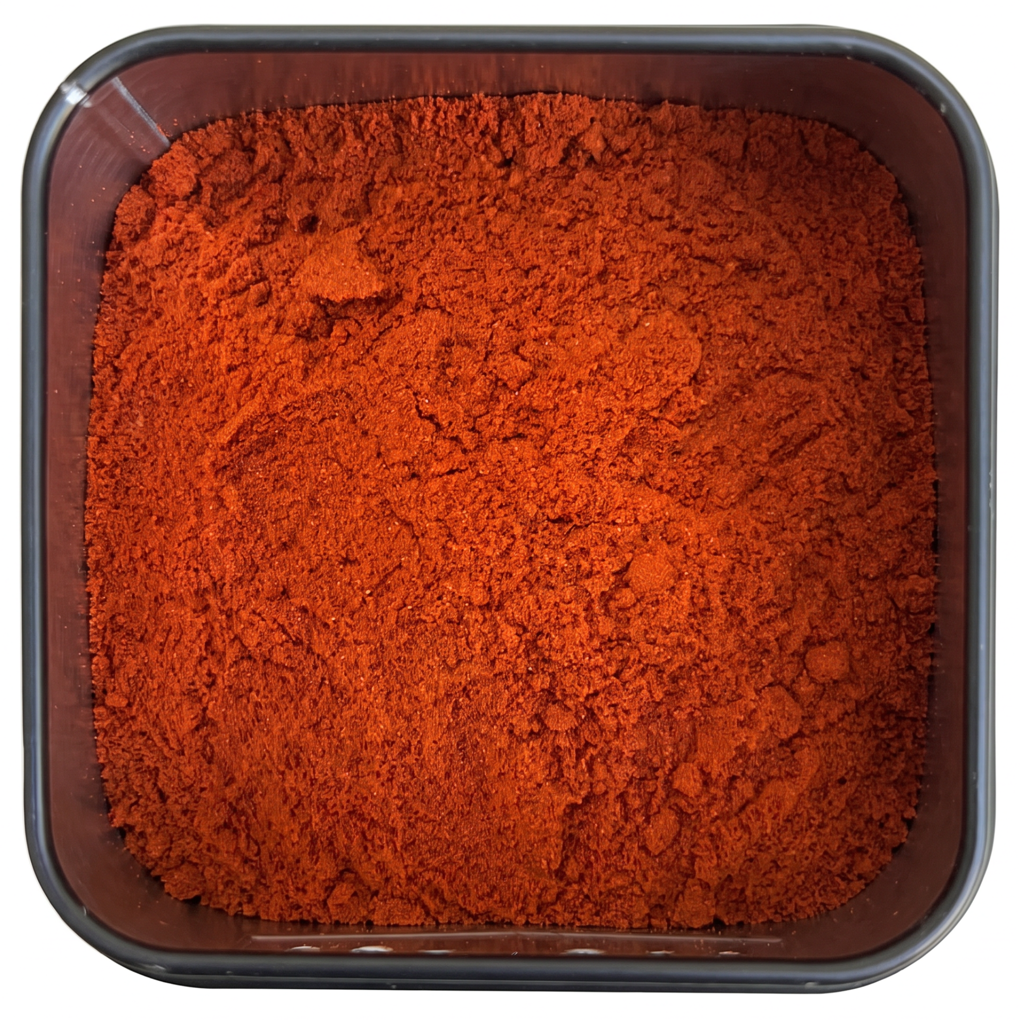 Paprika edelsüß, feines leuchtend rotes Pulver ohne Stückchen, in schwarzer Gewürzdose, mild-fruchtig.
