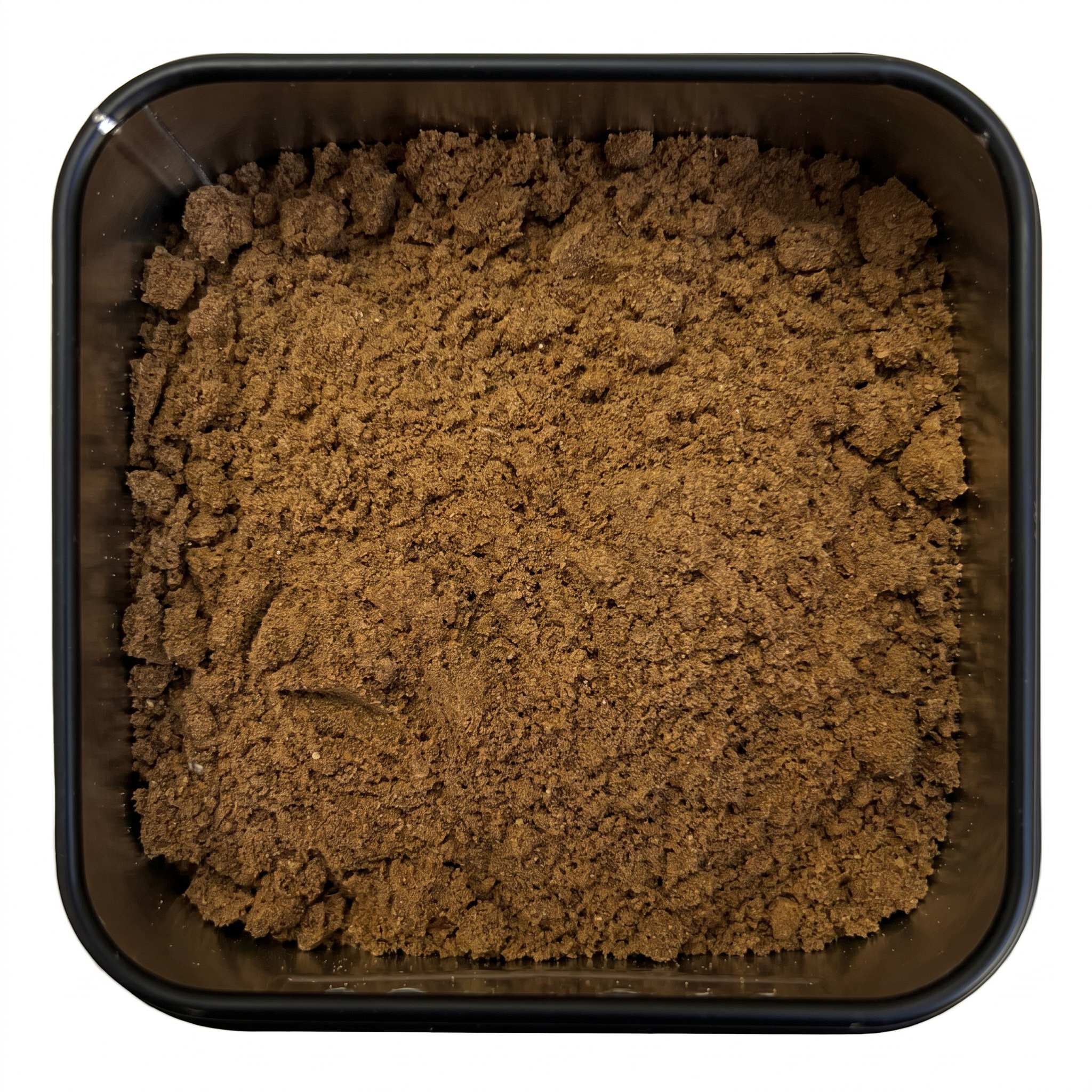 Garam Masala, feines braunes Gewürzpulver aus Kardamom und Zimt, in schwarzer Gewürzdose, würzig-warm.