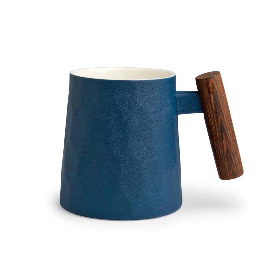 Blauer Becher Blu, Porzellan, mit Rosenholzgriff, 0,4 l