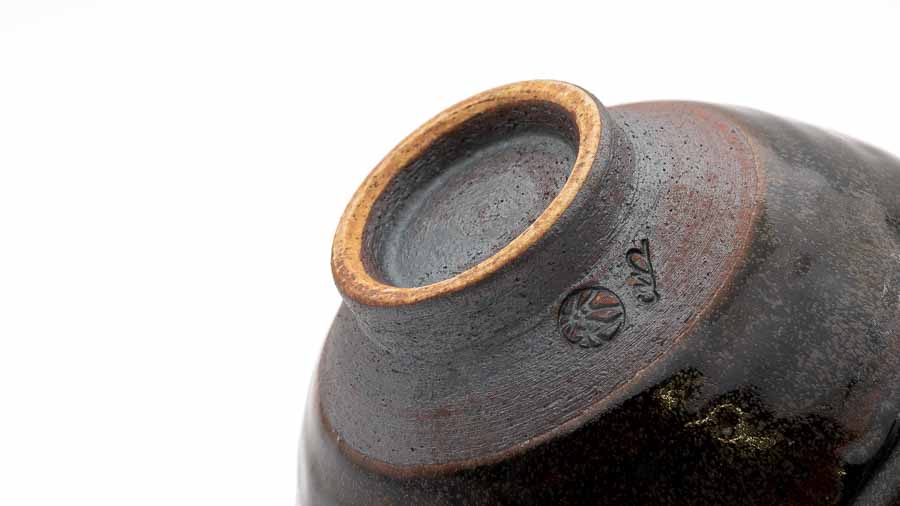 Matchaschale von Kato Juunidai – vorwiegend schwarz glasierte Schale in Temmoku Form