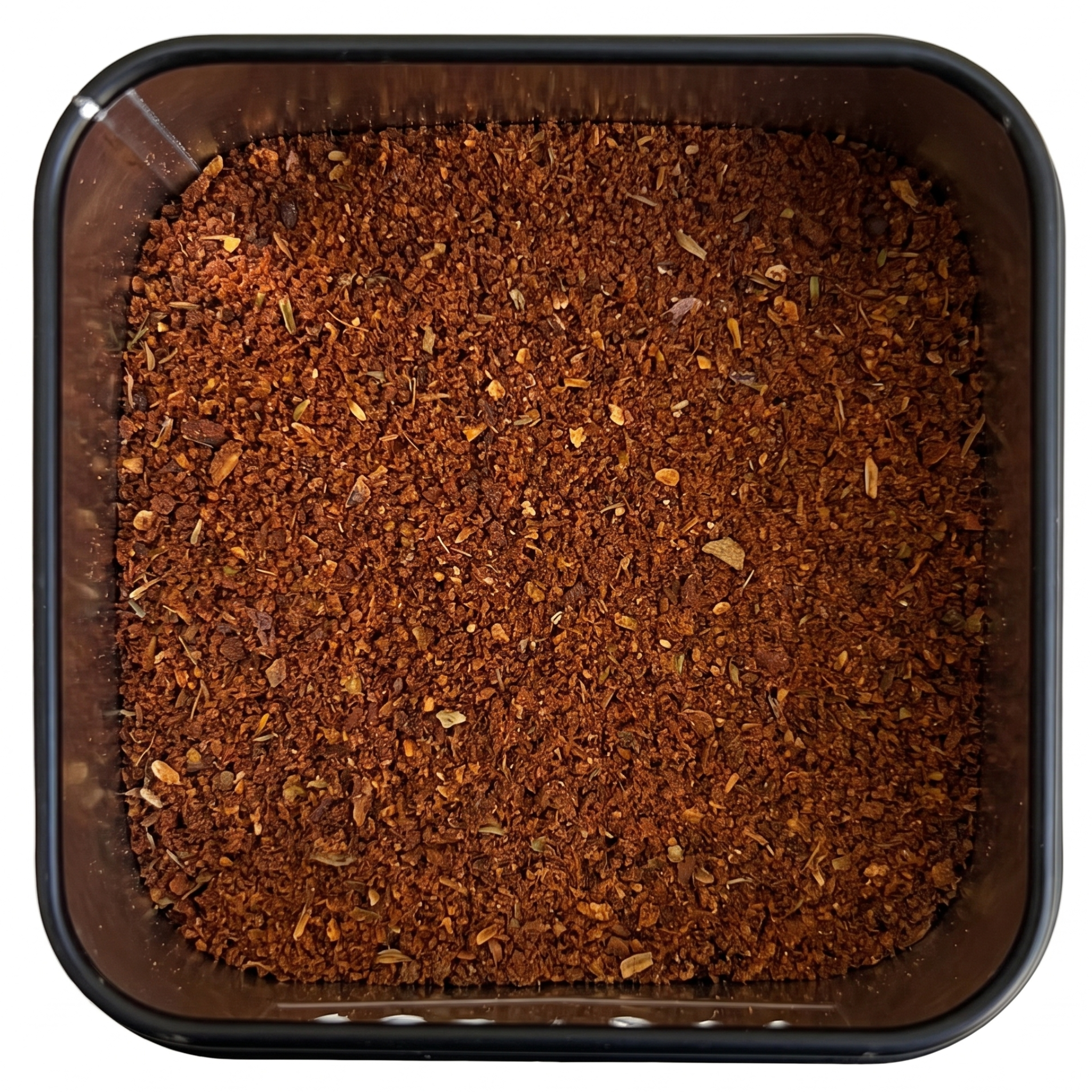 Chili con Carne, kräftig rot-braunes Gewürzpulver mit Oreganoflocken, in schwarzer Gewürzdose.
