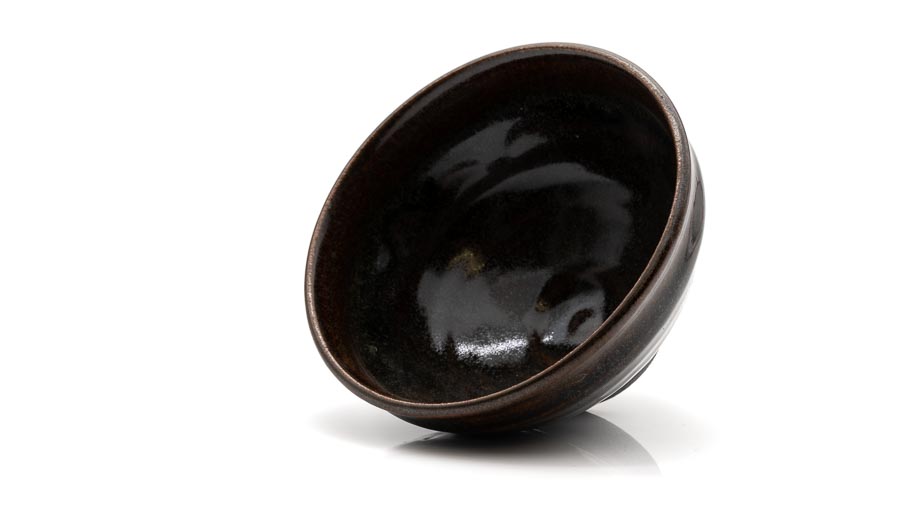 keramik_dunkel_schraeg Matchaschale von Kato Juunidai – vorwiegend schwarz glasierte Schale in Temmoku Form