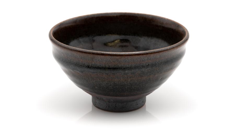Matchaschale von Kato Juunidai – vorwiegend schwarz glasierte Schale in Temmoku Form