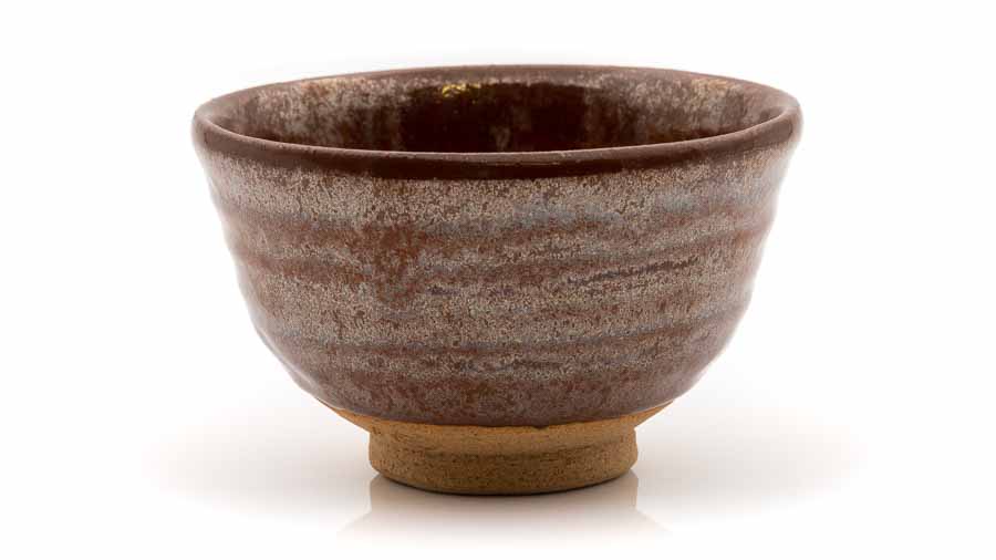 keramik_braun_frontal Matchaschale von Kato Juunidai – Tetsu-Aka Rot-metallisch glasiert mit Orange-beigem Ton